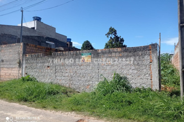 Terreno murado à venda