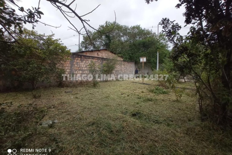 Lote plano com lateral murada  - Foto 1